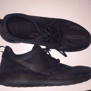 Nike women's rosherun in size 8.5 US